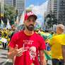 Elias Alves aparece vestido de "petista" pra mostrar que a esquerda não é hostilizada no ato pró Flávio Bolsonaro Foto: Gabriel Gatto/Terra