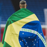 Jogador Richarlison publicou no Instagram uma foto enrolado na bandeira do Brasil pedindo consciência para votação no domingo Foto: Reprodução / Instagram