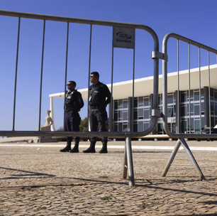 Praça dos Três Poderes é cercada por grades após ordem de Moraes