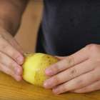 El mejor truco para pelar una patata rápidamente (VIDEO)