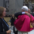 Papa Leão XIV quebra protocolo com o irmão durante missa inaugural