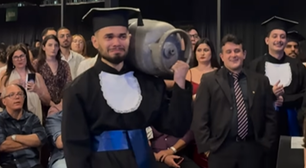 Jovem carrega botijão de gás para homenagear o pai durante formatura; veja