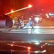 Polícia salva motorista bêbado segundos antes de trem atingir carro; veja
