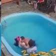 Homem bate a cabeça ao mergulhar em piscina, se afoga, e é salvo pela esposa