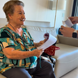 Vovó de 86 anos viraliza ao ganhar ingressos para show do BTS no Brasil