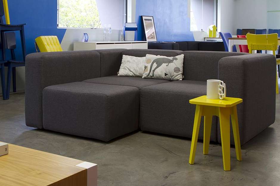 Escolha o sofá ideal para um ambiente pequeno