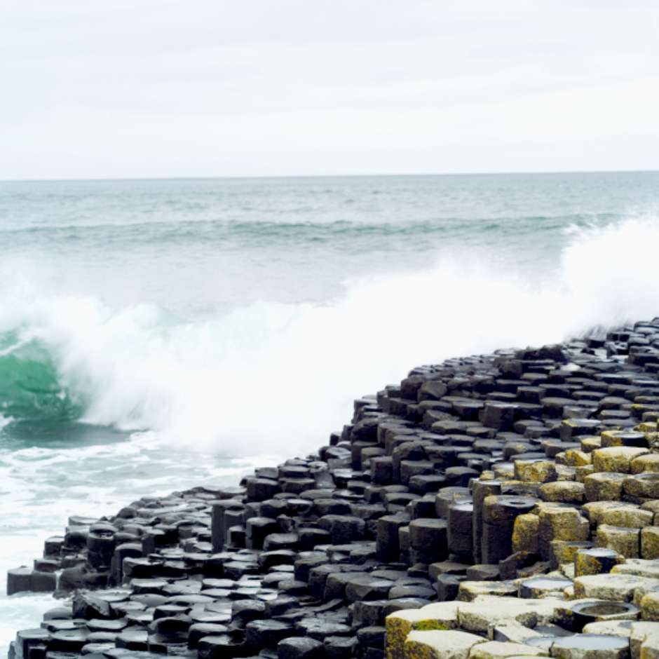 Por que tem areia no mar e nas praias, mas não terra? - Quora