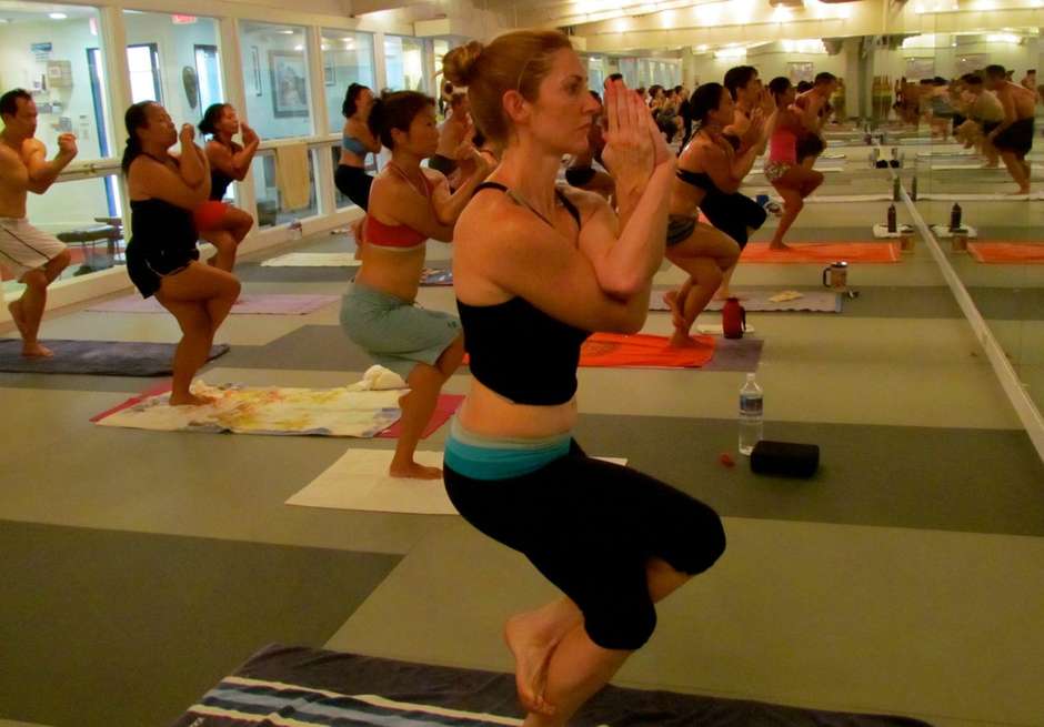 Aqueça com o hot yoga e queime até 900 calorias