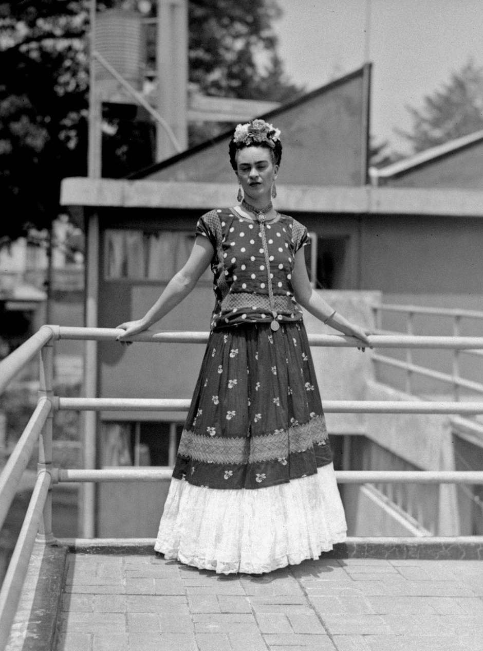 Exposição mostra como Frida Kahlo usava moda para cobrir imperfeições