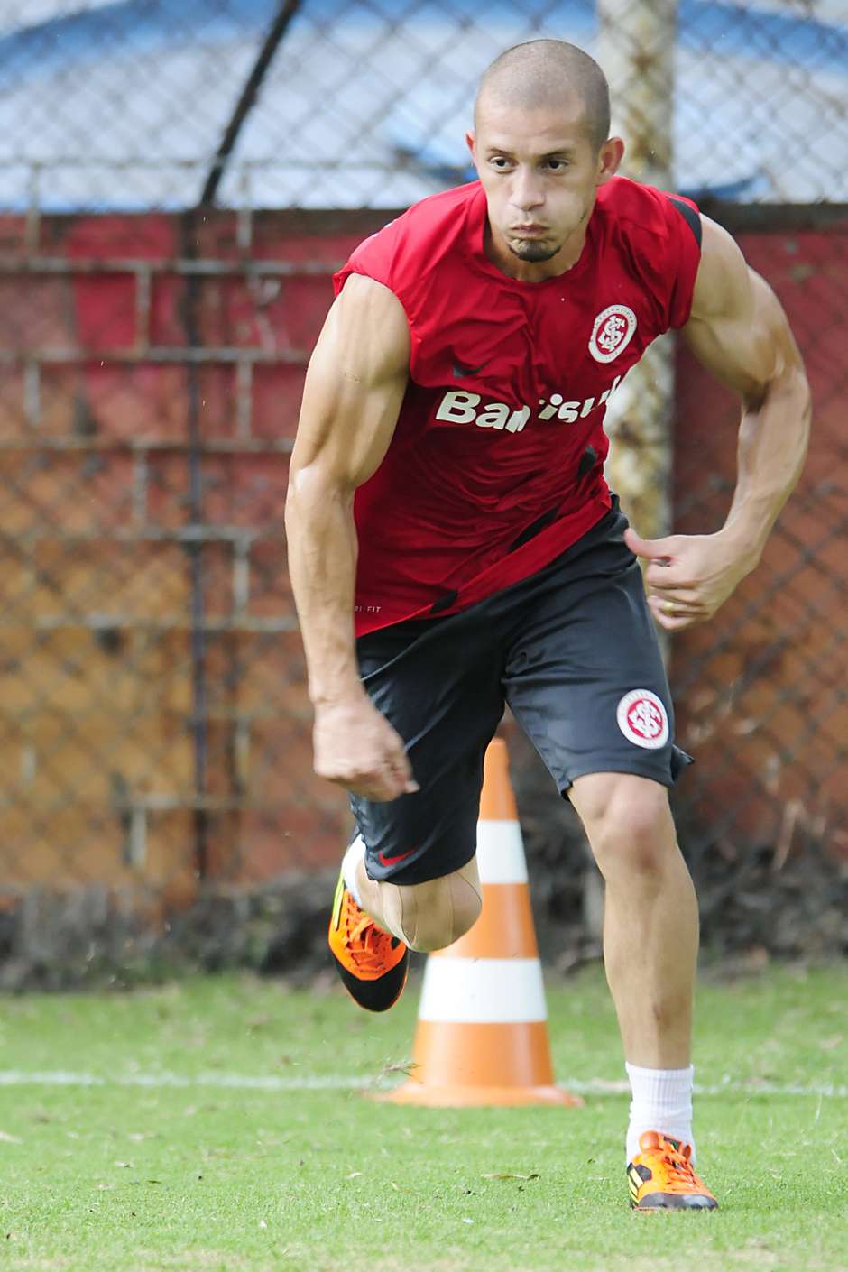 Vasco anuncia contratação de lateral-direito ex-Grêmio Jornal MEIA HORA -  Vasco