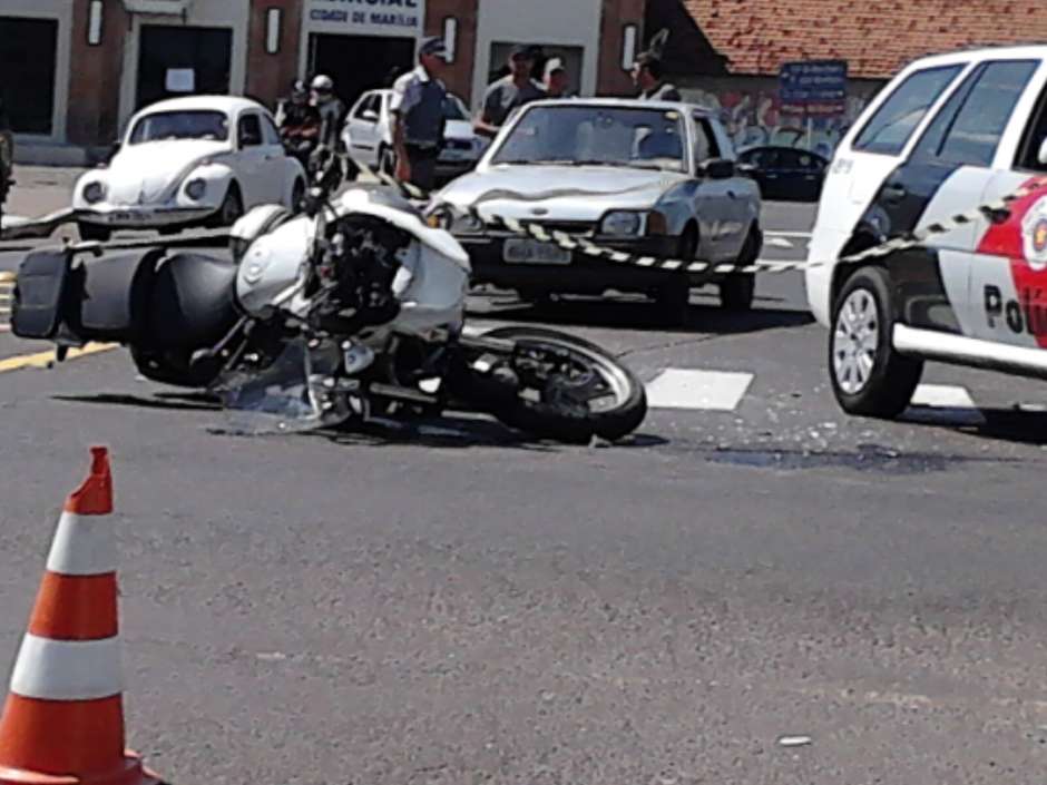 Adolescente em moto bate em carro e provoca colisão do veículo em  restaurante de Marília, Bauru e Marília