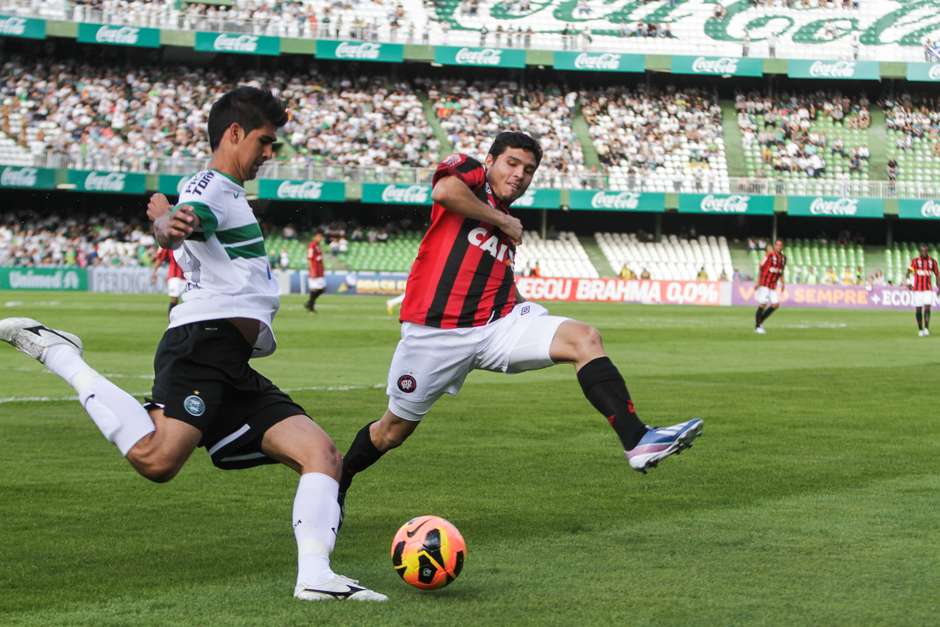 Cruzeiro descarta Leandro Almeida e negocia outro zagueiro