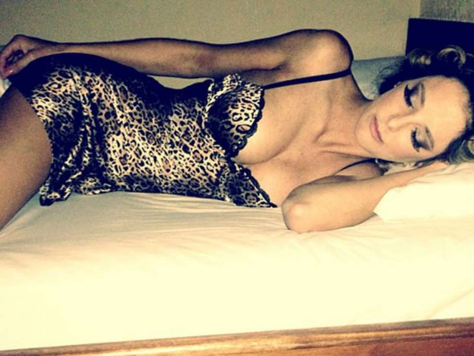 Mulher dormindo de camisola Sale
