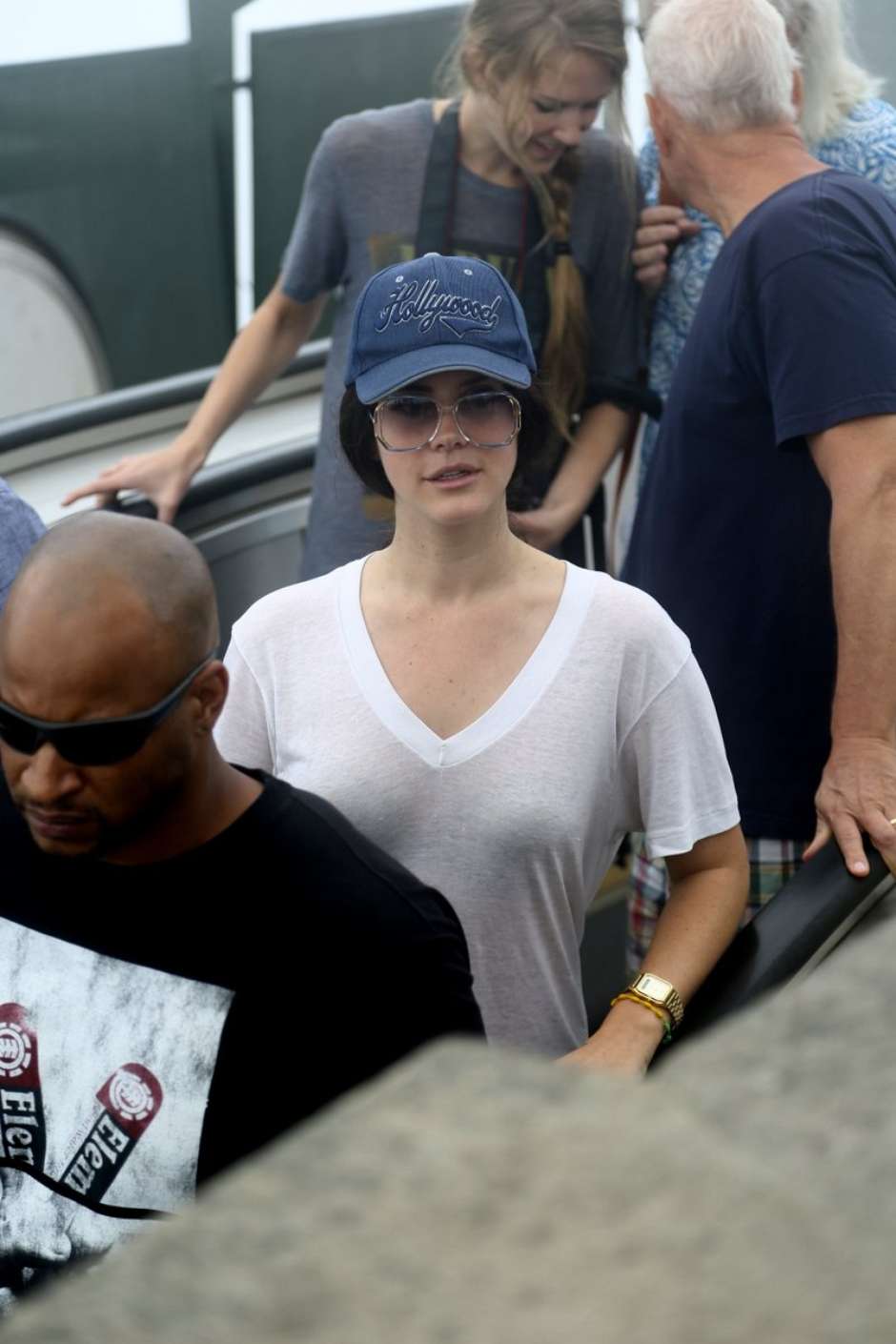 Lana Del Rey passeia com a família no Corcovado; veja fotos