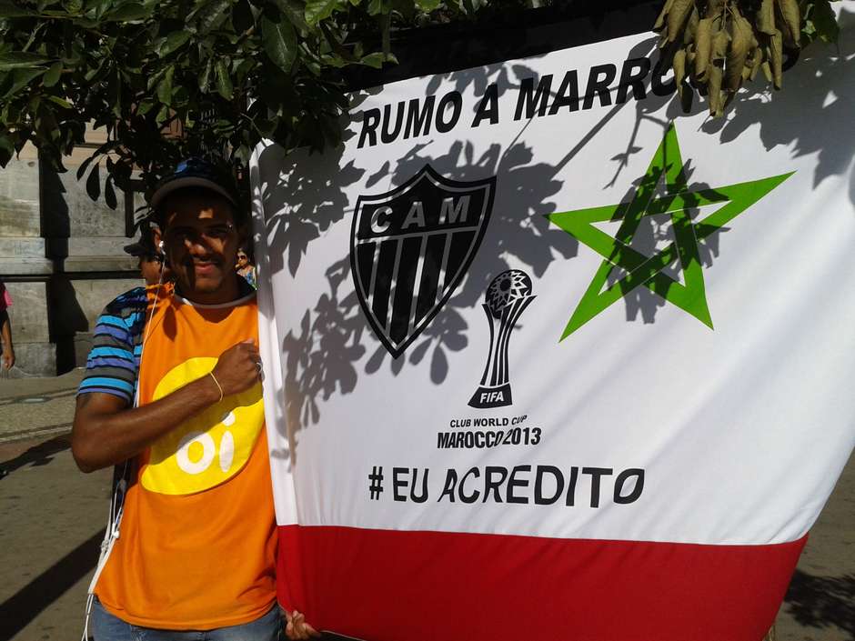 Atleticanos fazem fila para ver a taça do Mundial; cruzeirenses vão 'secar