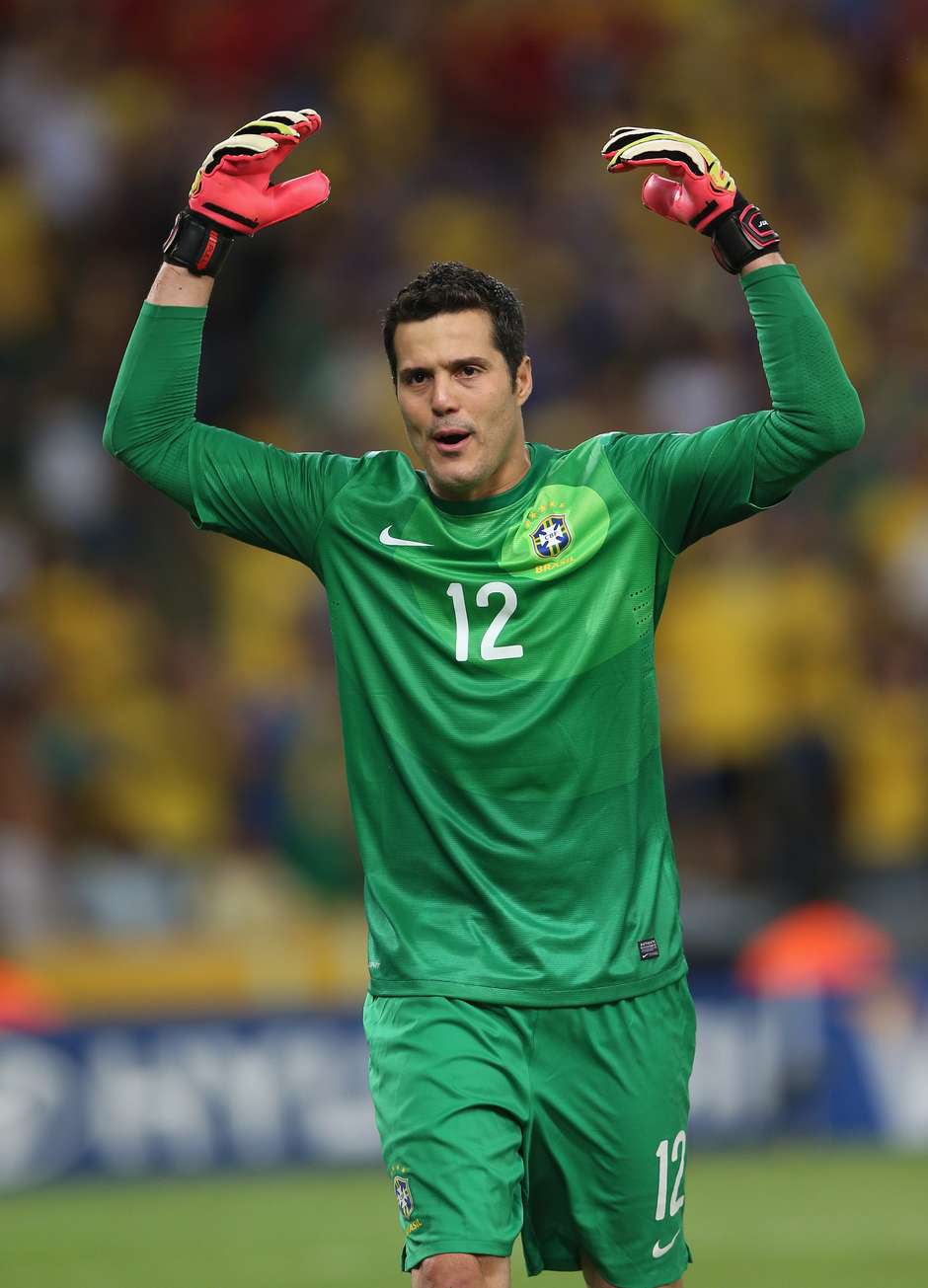 Ingleses dizem que goleiro Júlio César está na mira do Grêmio