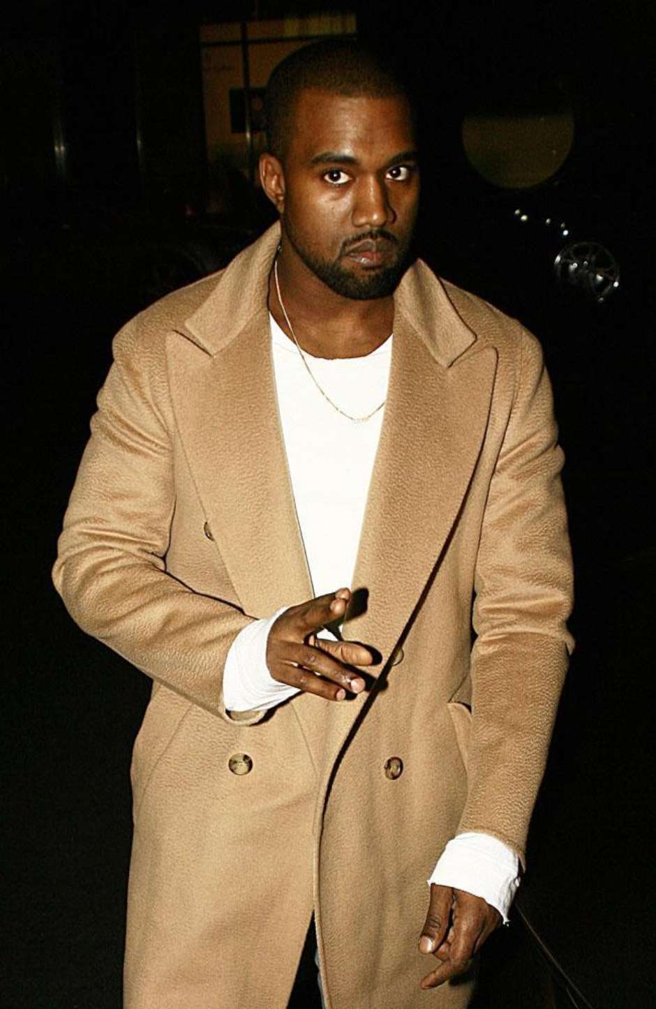 tenis desenhado por kanye west