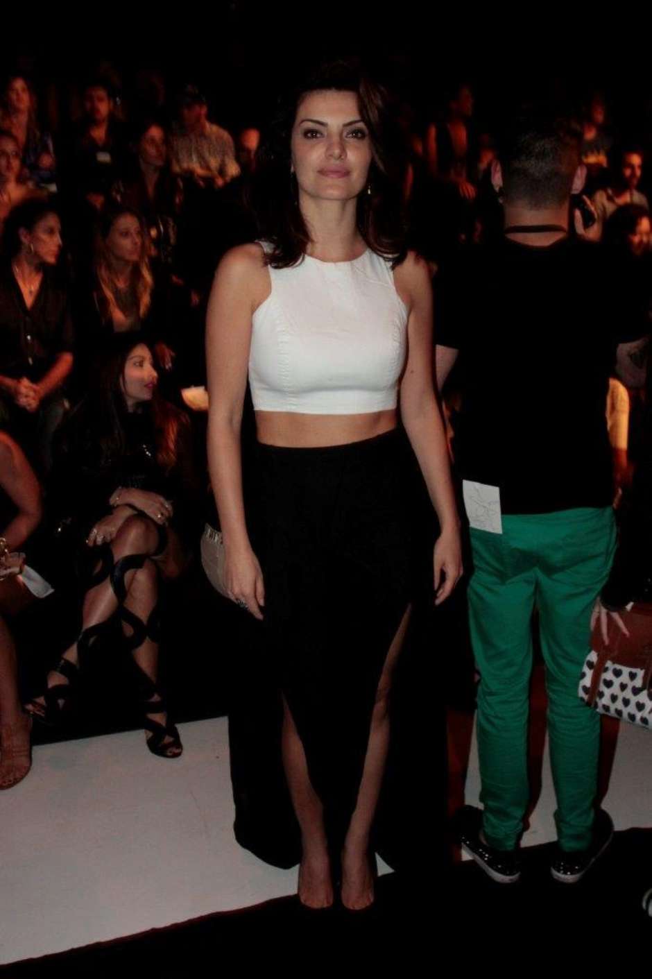 cropped branco com saia preta