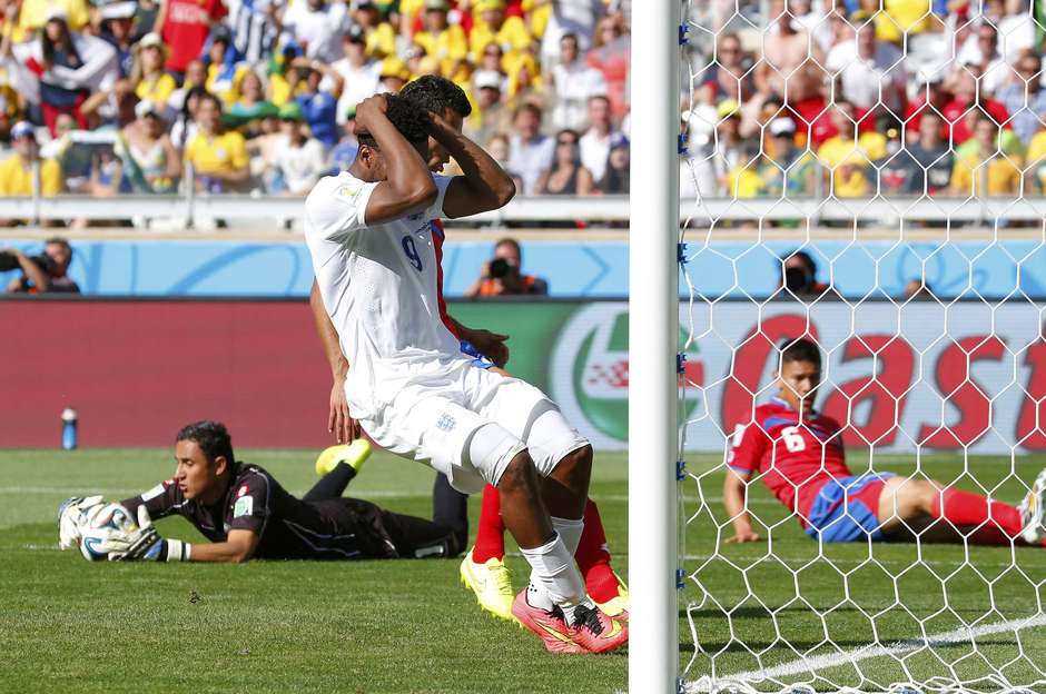 Raheem Sterling da Inglaterra disputa a bola com goleiro do Panama  realizada neste domingo, 24, no