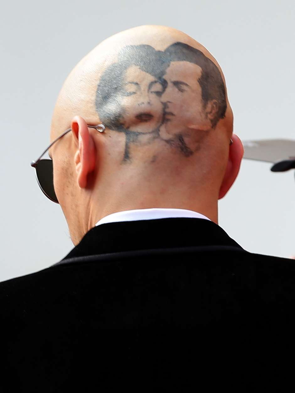 James Franco aparece careca e com tatuagem na cabeça