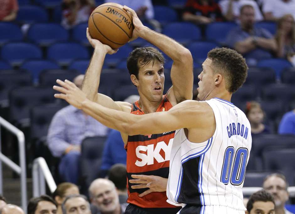 Afastado por briga com técnico, Marcelinho pede desculpas