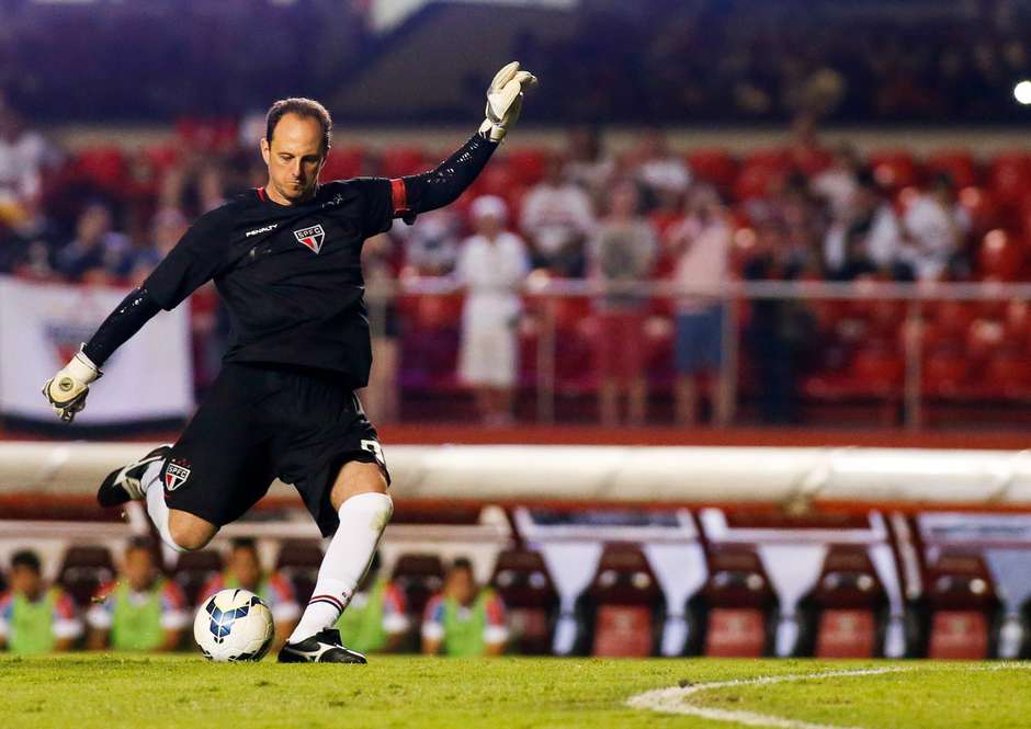 Goleiros do Bahia treinam cobranças de falta em trabalho com Rogério Ceni 