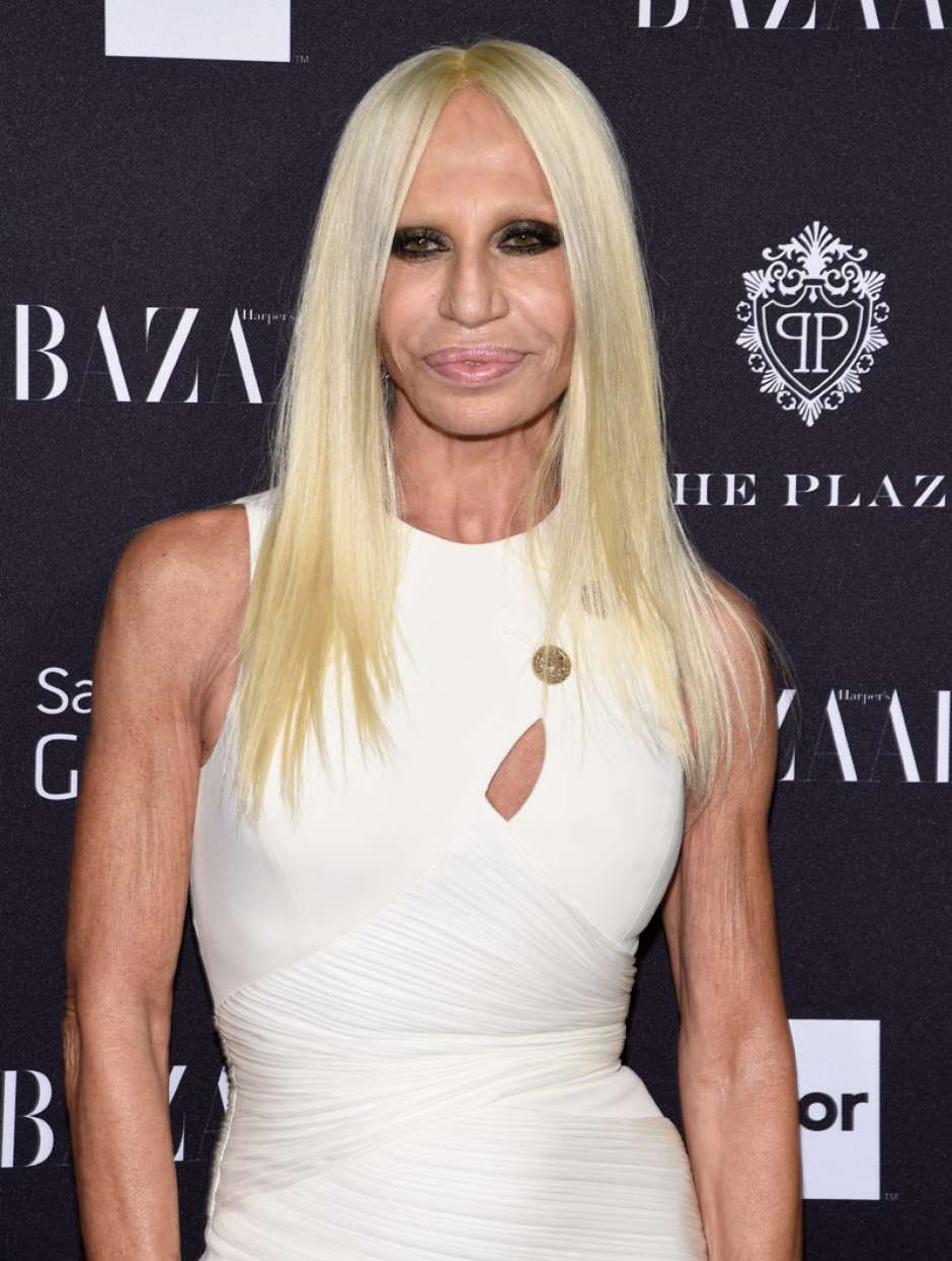 Nada natural! Veja mudanças no rosto de Donatella Versace