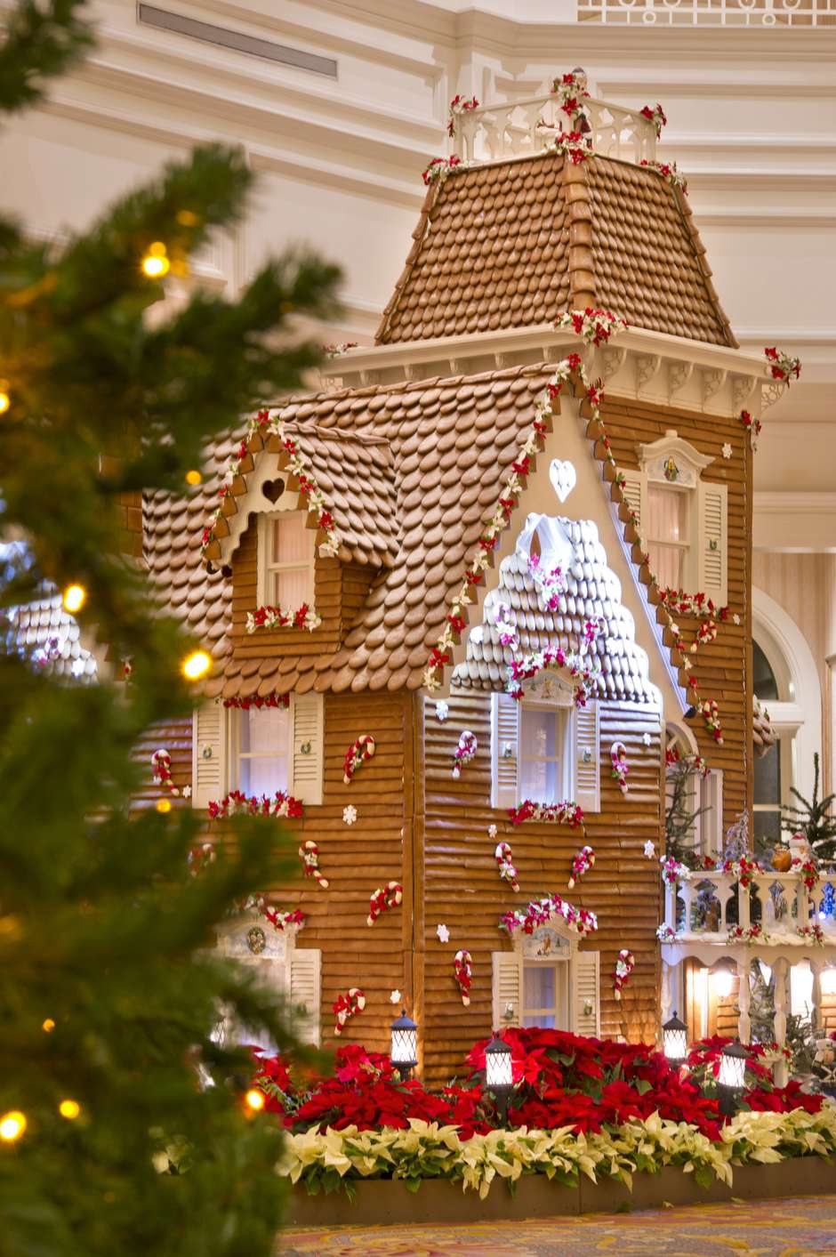 Casa de Natal comestível tem 10 mil biscoitos e 500kg de mel