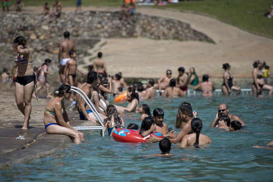 Brasilienses aproveitam calor de 32 graus na Água Mineral - Brasília - R7  Balanço Geral DF