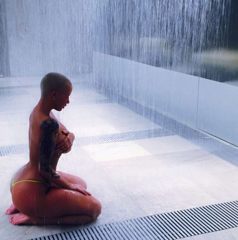 Kim ou Amber Rose? Ex de Kanye West exibe bumbum na web