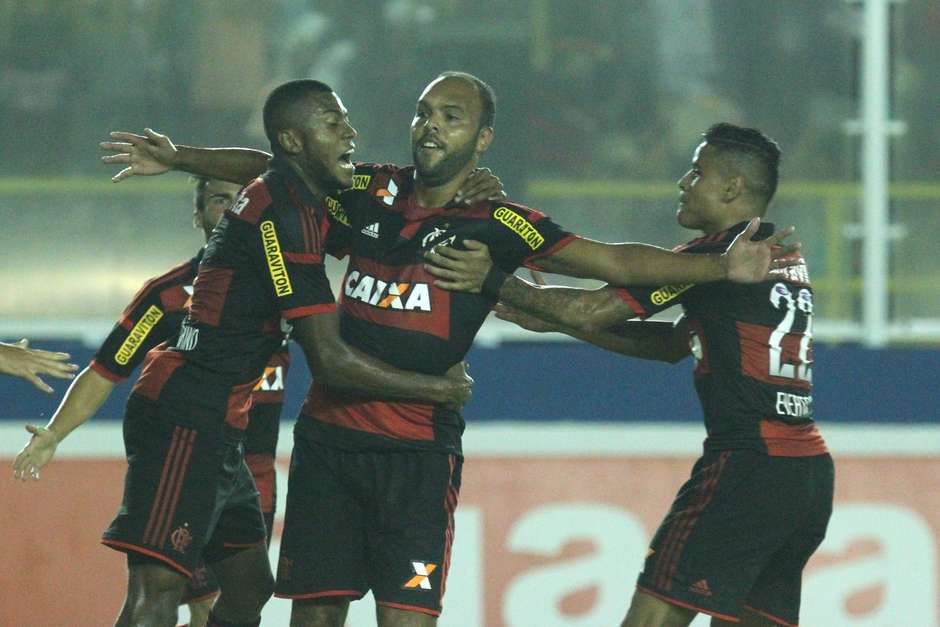 Com Alecsandro no gol, Fla empata jogo marcado por confusão