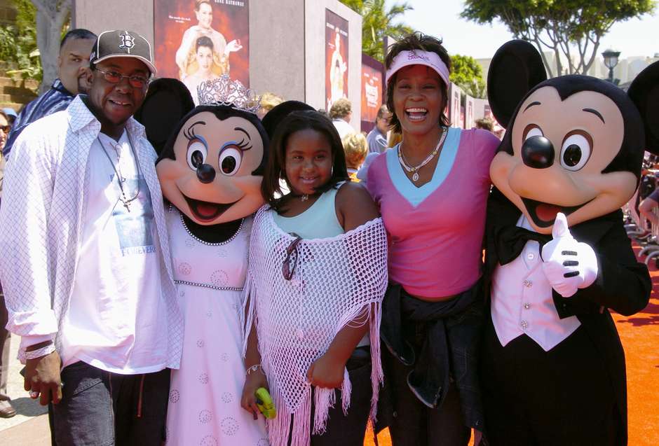 Filha de Whitney Houston é filmada fumando maconha