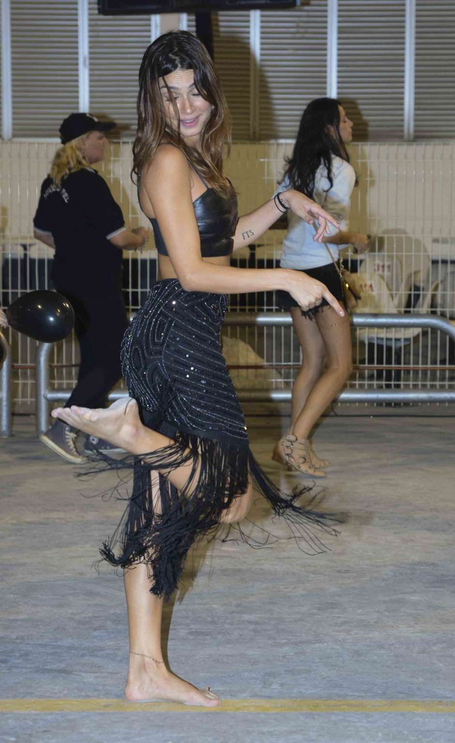 Descalça e 'descabelada', Thaila Ayala samba pela Gaviões
