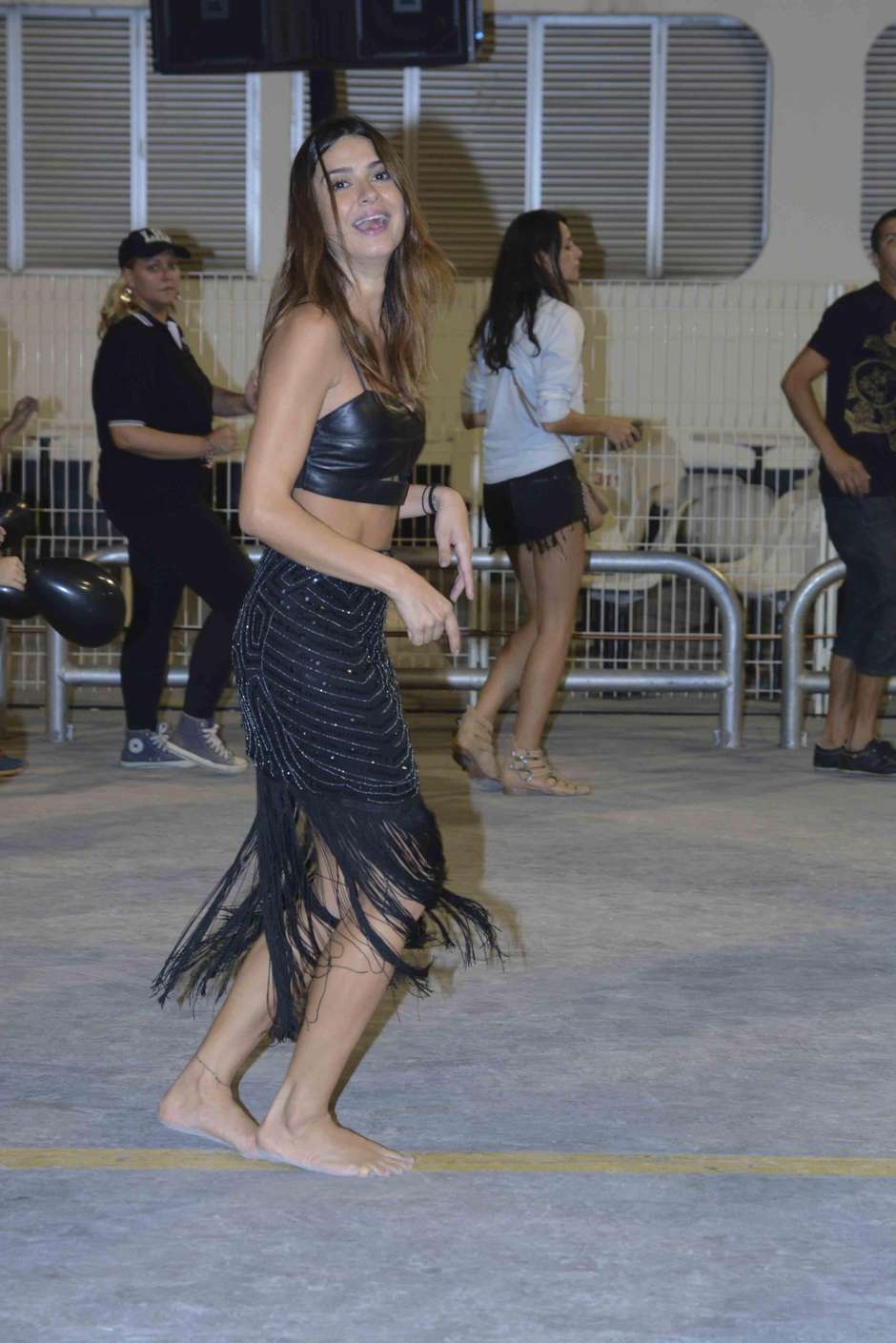 Descalça e 'descabelada', Thaila Ayala samba pela Gaviões