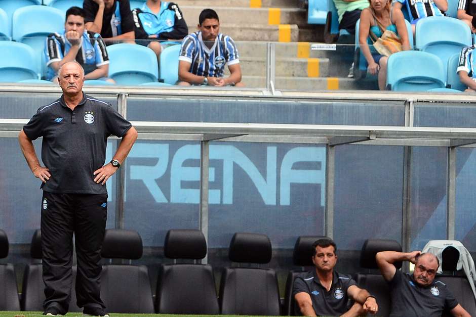 Em clima tenso, Felipão observa treino do Grêmio
