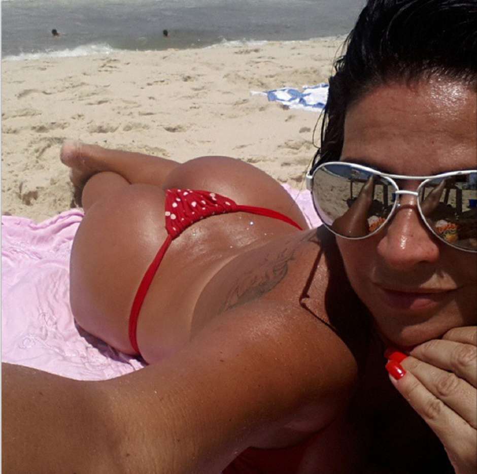 Solange Gomes mostra corpão na praia: 