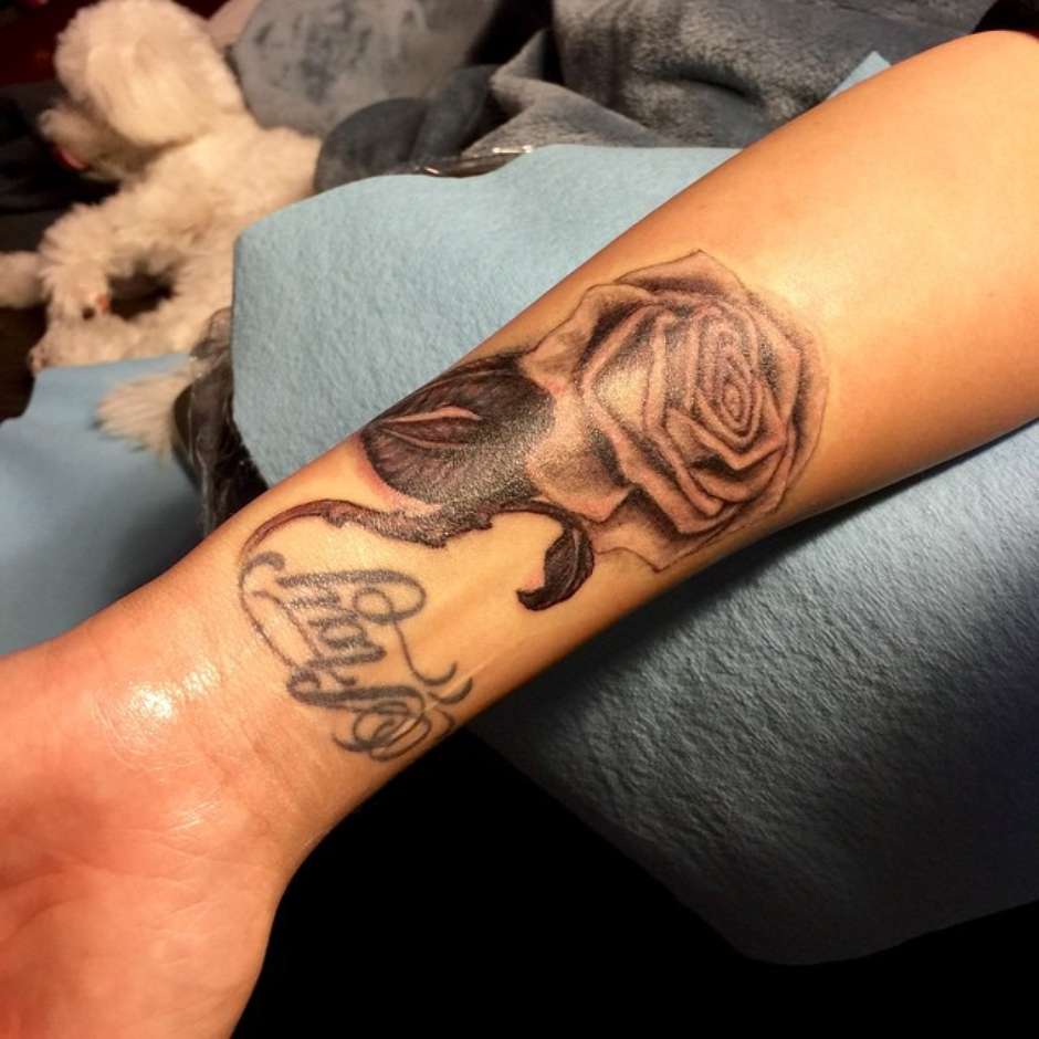 Demi Lovato se livra de tatuagem de vagina e posta na web