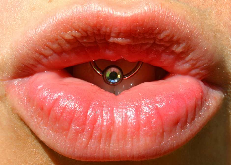 Piercing bucal: veja dicas para ter jóias nos lábios