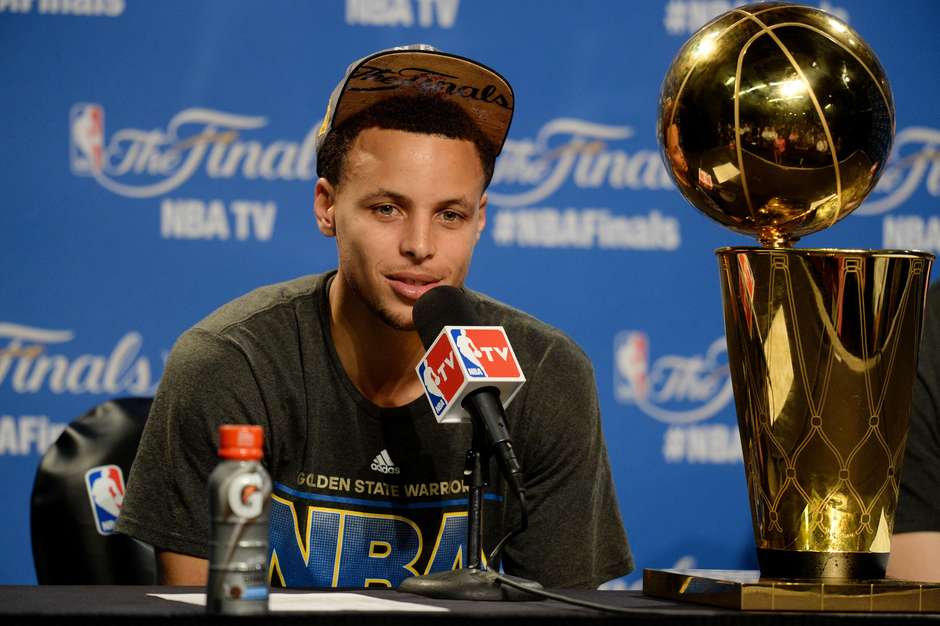 Curry engana todo mundo e faz o que ninguém fez na história da NBA