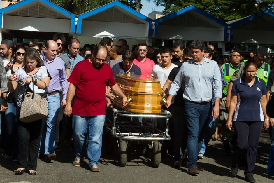 Sob forte comoção, corpo de Cristiano Araújo é enterrado em Goiás