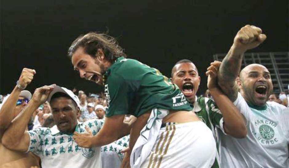 [COMENTE] Qual a sua opinião sobre muitos torcedores pedirem o retorno do Valdivia, seria um bom negócio para o Palmeiras? 