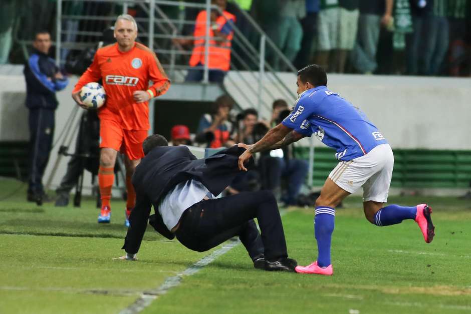 Dudu derruba Luxemburgo em cena inusitada; veja sequência