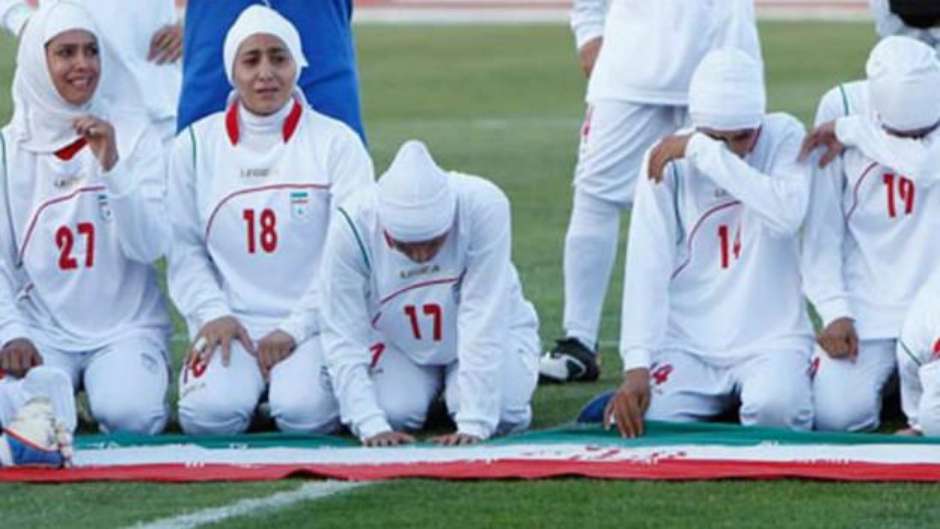 Mulheres iranianas assistem a jogo da 1ª divisão de futebol pela