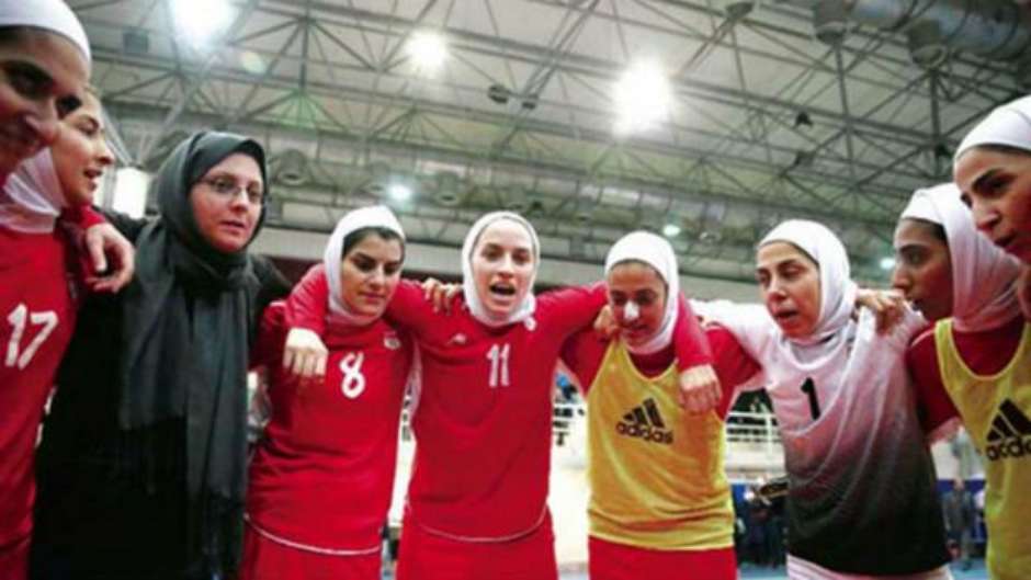 Mulheres iranianas assistem a jogo da 1ª divisão de futebol pela