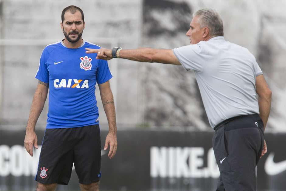 Tite tem longa conversa com jogadores após derrota no Derby