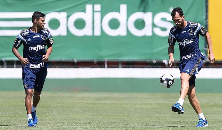 Roger Carvalho, Dracena e Barrios treinam com bola no Palmeiras