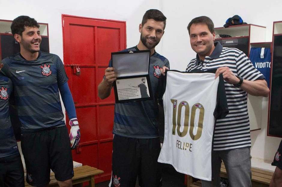 Zagueiro Felipe atinge marca e ganha placa e camisa 100 do Corinthians