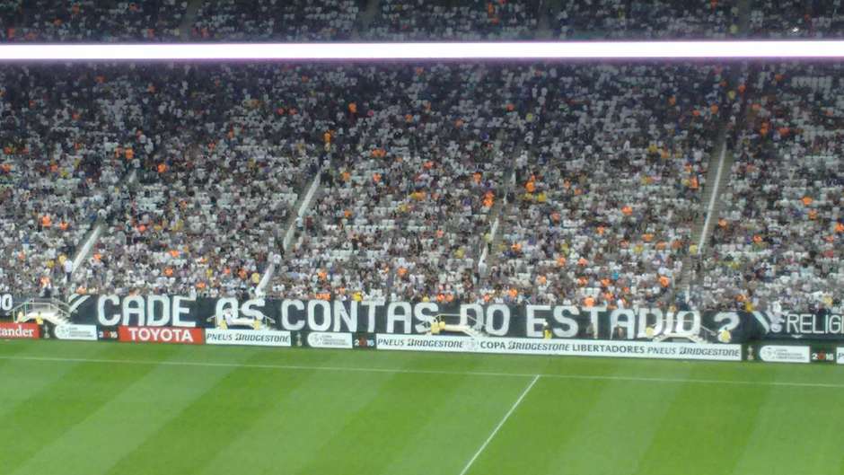 Torcida do Corinthians volta a protestar 'Cadê as contas do estádio?'