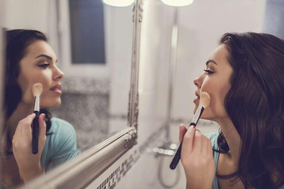 iStock/Getty Images / Vivo Mais Saudável Cor dos olhos e dos cabelos influencia na escolha da make.