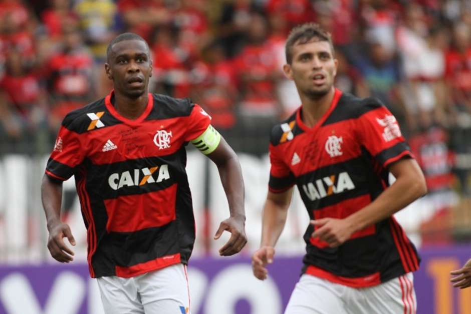 Sob olhares da mãe, Léo Duarte vai bem e ganha força para brigar por vaga no Flamengo